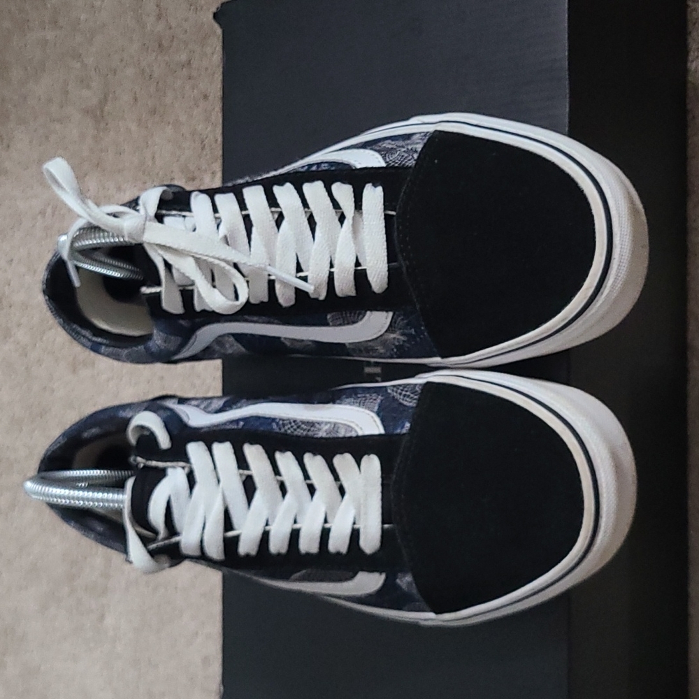 Vans old skool Black a d white with skeleton  unisex size men 9 size woman.5